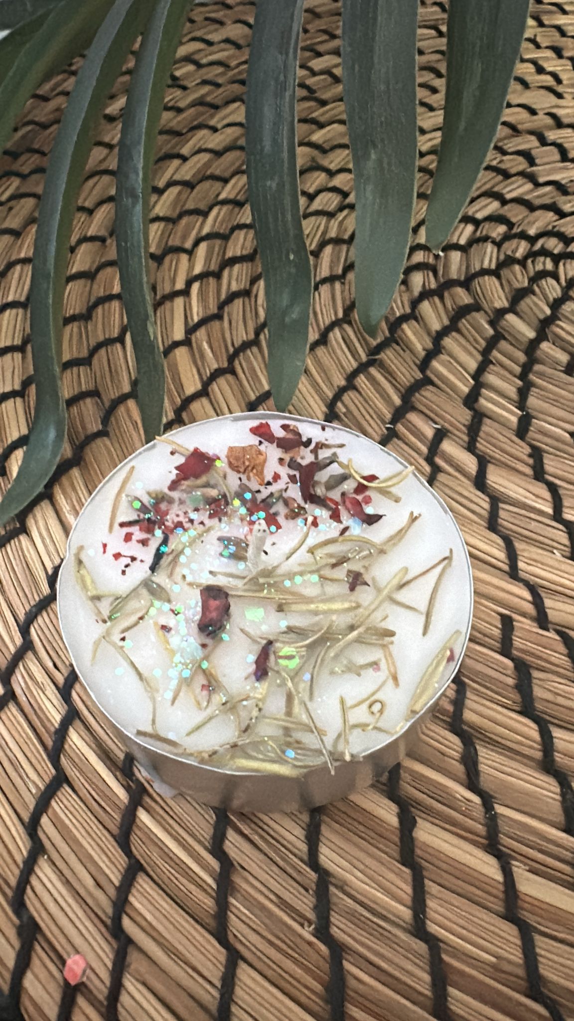 Vela Artesanal Ritualizada para Atraer el Amor con Rosas y Romero Natural