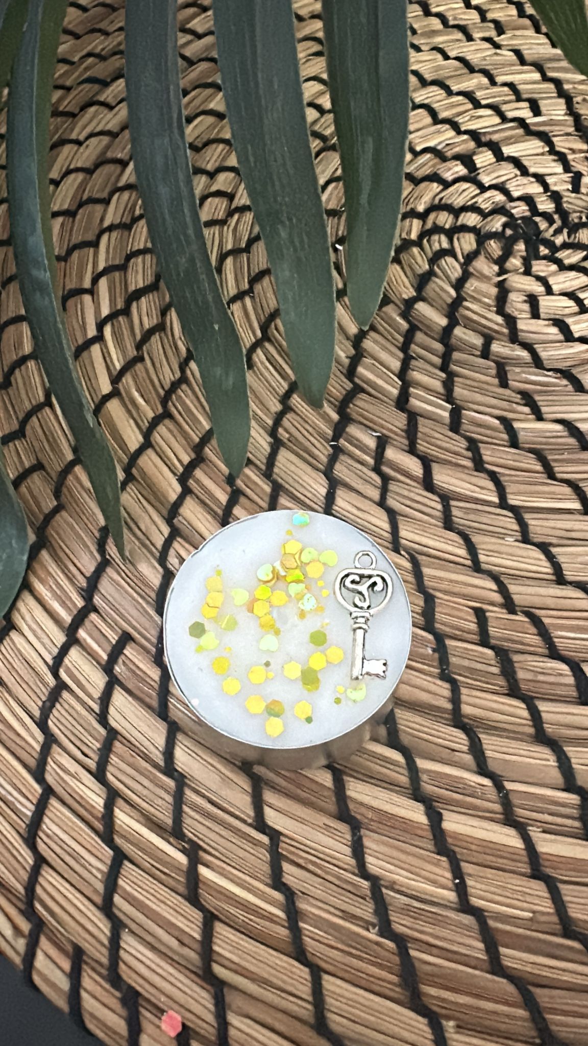 VELA DE TÉ ARTESANAL Abre Caminos DINERO Incluye talismán consagrado. Duración: 6 horas.