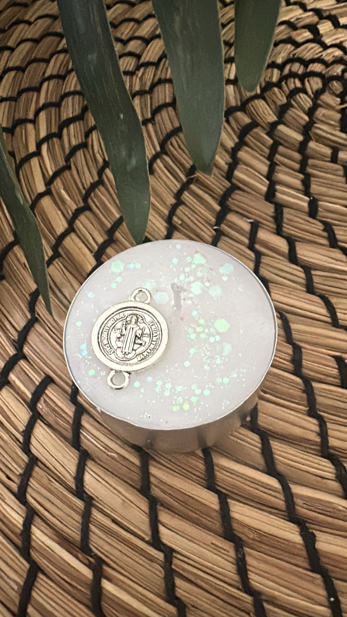 Vela de Té Artesanal Protección San Benito con Talismán Consagrado