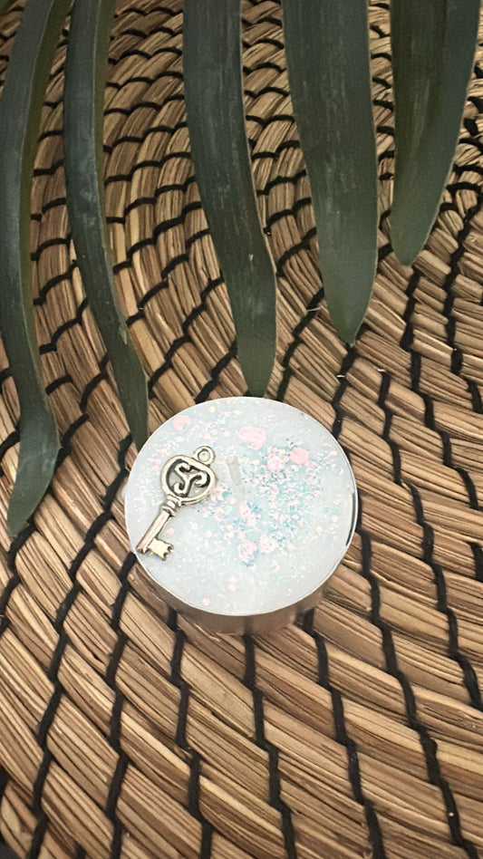VELA DE TÉ ARTESANAL Abre Caminos Blanca con Talismán Consagrado – 6h de Duración